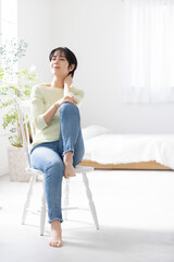椅子に座る若い女性

