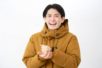 ダウンジャケットを着た男性　ひらめく　白背景