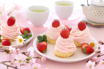 春スイーツ　お花見スイーツのいちごのモンブラン　