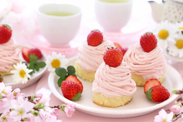 春スイーツ　お花見スイーツのいちごのモンブラン　