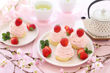 春スイーツ　お花見スイーツのいちごのモンブラン　