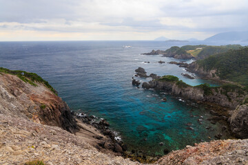 青い海と緑の森が美しい神引展望台から見る、沖を航行する大型客船（さるびあ丸）と式根島と新島の海。

東京都伊豆諸島式根島 -2024
