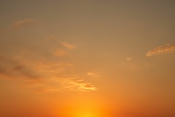 夕焼けに染まる空