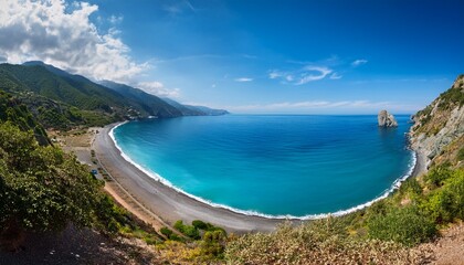 Obraz premium breathtaking panoramic view of the mediterranean coast with crystal clear turquoise water gently washing the black sand beach surrounded by lush green mountain slopes under a vibrant blue sky