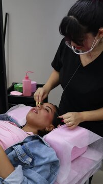 Video of a professional makeup artist