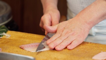 ホウボウを切る寿司職人の手元