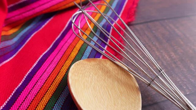 Utensilios de cocina con mantel mexicano