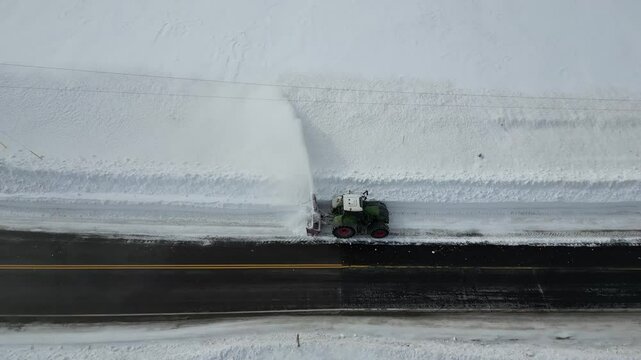 Aerial view of a roadside snow clearing machine - Vue a&eacute;rienne d'une machine de d&eacute;neigement op&eacute;rant en bord de route