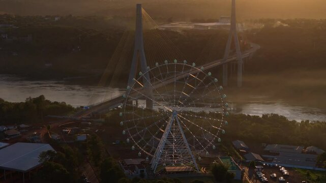 Por do sol na Roda gigante de Foz do Igua&ccedil;u, com ponte de integra&ccedil;&atilde;o Brasil - Paraguai ao fundo