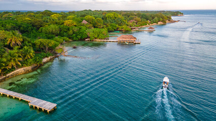 Scenic View of Rosario Islands in Cartagena, Bolivar, Colombia with Lush Greenery and Tranquil Waters © Jhampier Giron