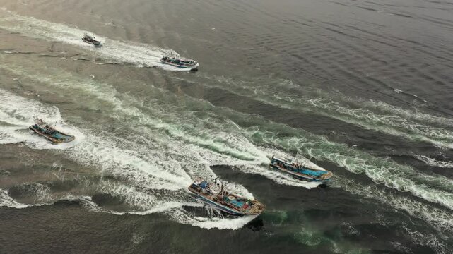 한국 바다에 조업하러 나가는 배들