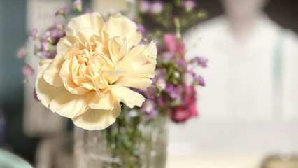 遺影の前に供えた花