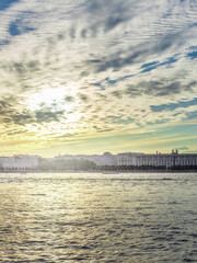 Obraz premium The sky is cloudy and the sun is setting, creating a moody atmosphere