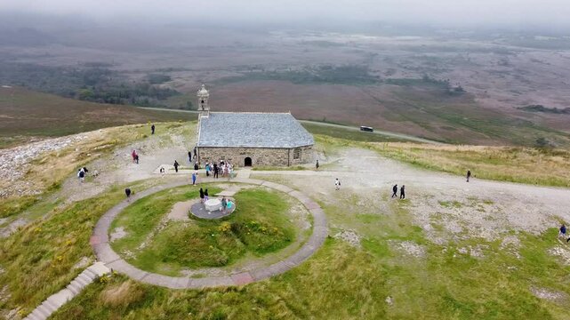 Vue a&eacute;rienne des Monts d'Arr&eacute;e, Chapelle de Mont Saint Michel de Brasparts, Finist&egrave;re, Bretagne, France