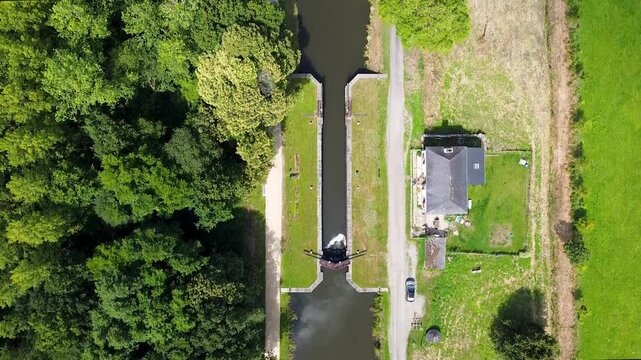 Vue a&eacute;rienne des Onze &eacute;cluses, canal d'Ille et Rance en Bretagne