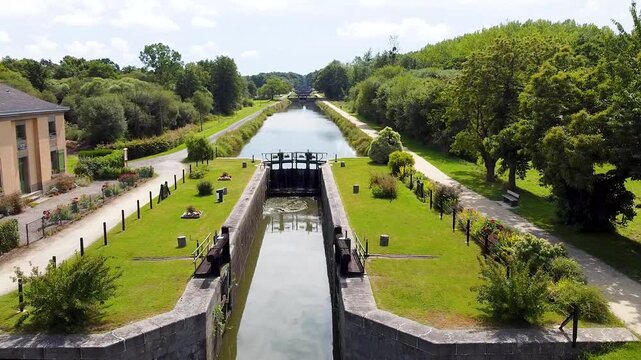 Vue a&eacute;rienne des Onze &eacute;cluses, canal d'Ille et Rance en Bretagne
