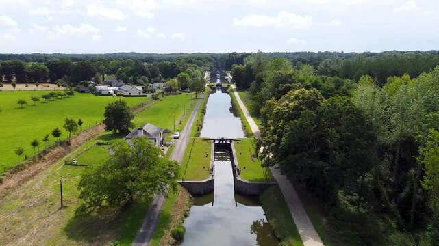Vue a&eacute;rienne des Onze &eacute;cluses, canal d'Ille et Rance en Bretagne