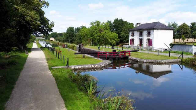 Vue a&eacute;rienne des Onze &eacute;cluses, canal d'Ille et Rance en Bretagne