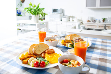 健康的な朝食、温野菜、野菜ジュース、洋食、ブランチ