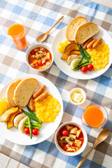 健康的な朝食、温野菜、野菜ジュース、洋食、ブランチ