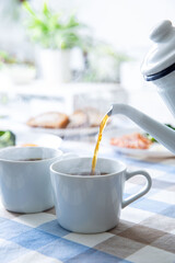 珈琲を注ぐ　朝の食卓のテーブル