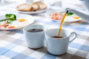 珈琲を注ぐ　朝の食卓のテーブル