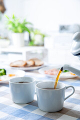 珈琲を注ぐ　朝の食卓のテーブル