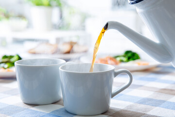 珈琲を注ぐ　朝の食卓のテーブル