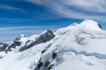 Naklejka premium Snow-Capped Mountains Under Clear Blue Sky