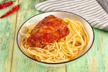 Pasta spaghetti with chicken thighs