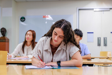 勉強する若い大学生のキャンパスライフイメージ