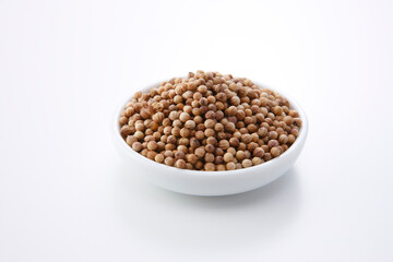 白い器に盛ったコリアンダーシード　白背景