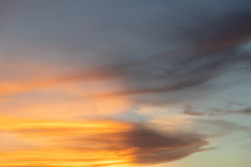 Obraz premium The sky is filled with clouds and the sun is setting