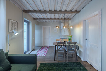 Obraz premium Modern Rustic Dining Area with Wooden Ceiling and Decorative Lighting