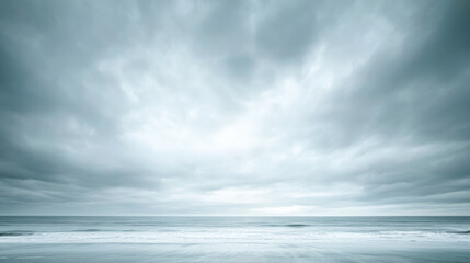 Obraz premium Dramatic cloudy sky over calm ocean horizon at dusk