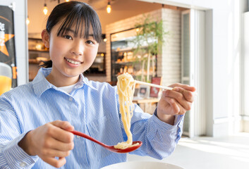 ラーメンを食べている日本人の女性