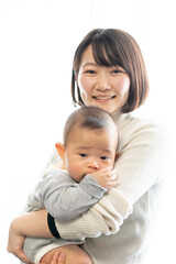 赤ちゃんを抱いた若い母親