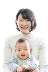 赤ちゃんを抱いた若い母親