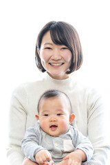 赤ちゃんを抱いた若い母親
