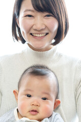赤ちゃんを抱いた若い母親