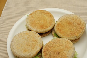 イングリッシュマフィンを使ったハンバーガー