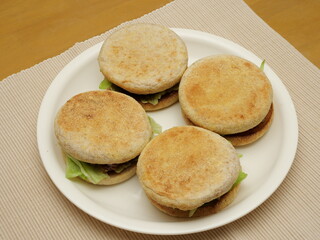 イングリッシュマフィンを使ったハンバーガー