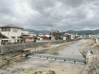 川と住宅街