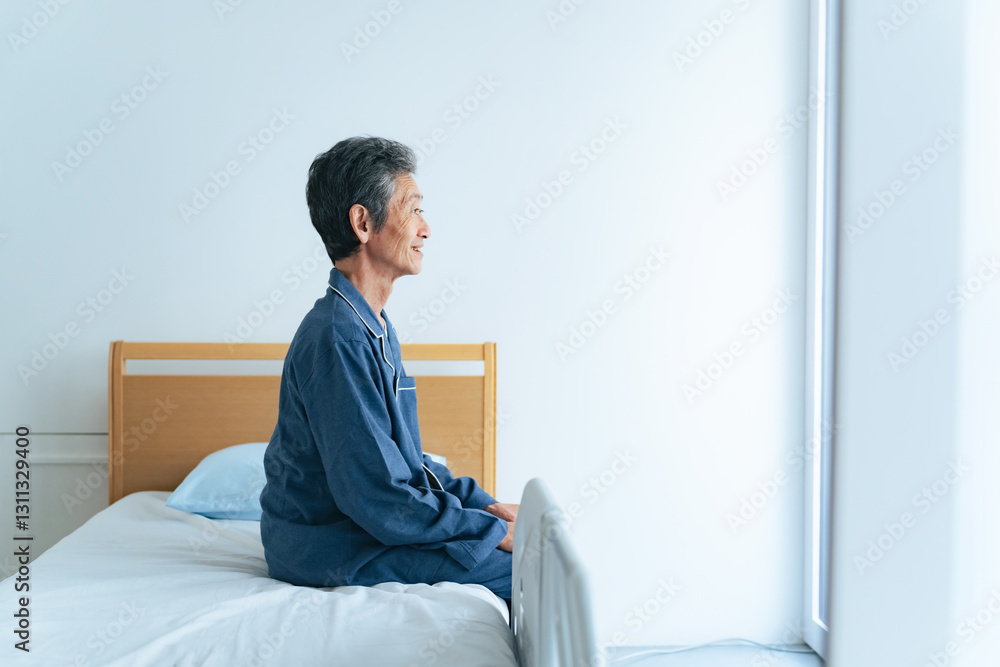 Poster シニア、男性、入院、病室、患者、高齢者、お年寄り、老人、日本人、元気、健康、ヘルスケア、笑顔、ベッド、座る、リハビリ、ADL、QOL、介護、施設、病院、回復、爽快、スッキリ、爽やか、快眠、睡眠、起床、起きる、老後、ミドル、中高年、サプリメント、DHA、ライフスタイル、60代、50代、リラックス、パジャマ、コピースペース、福祉、おじいちゃん、ウェルネス、アンチエイジング、健康食品、ポジティブ、嬉しい