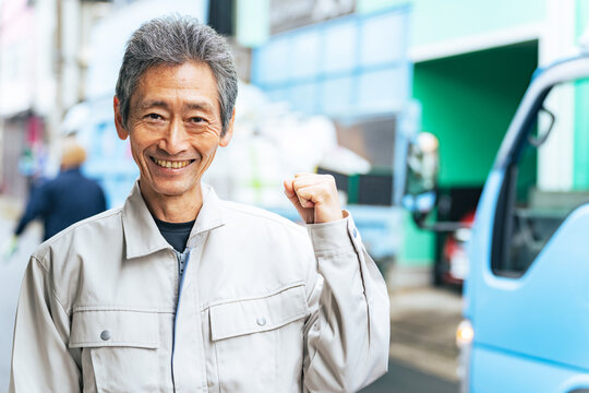 ガッツポーズ、男性、シニア、社長、笑顔、高齢者、作業服、職人、元気、中高年、作業員、大工、技術者、エンジニア、街、建設、建築、現場、工事、交通、道路、トラック、警備、嬉しい、喜ぶ、老後レス社会、生涯現役、働く、仕事、職員、工場、町工場、経営者、親方、50代、60代、定年、アルバイト、再就職、シルバー人材、運転手、カメラ目線、運送業、運送、デリバリー、セールスドライバー、宅配便、宅急便、日本人、人物