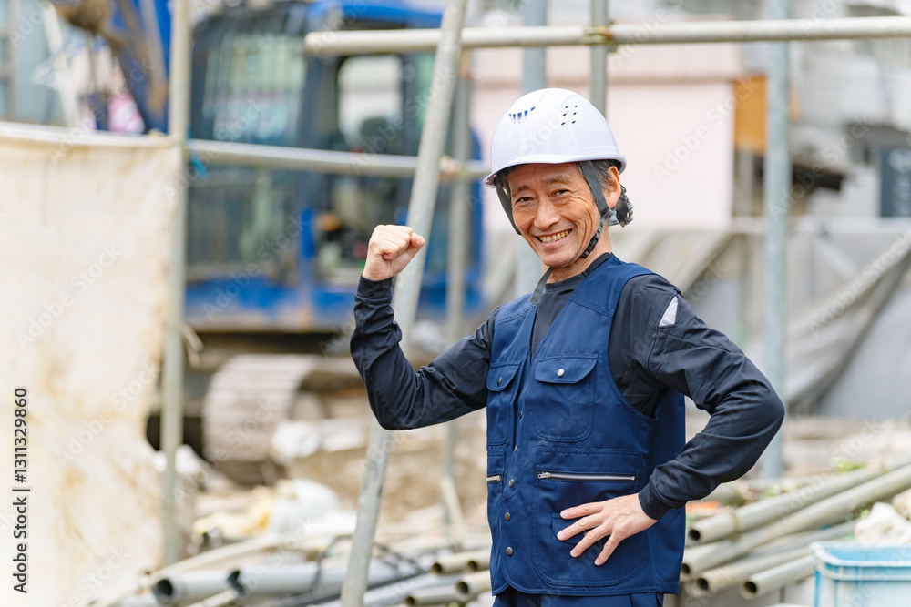 Aufkleber 作業員、男性、シニア、ガッツポーズ、工事現場、大工、職人、笑顔、建設、建築、ゼネコン、土木、親方、棟梁、日本人、土方、仕事、働く、請負、下請け、サブコン、工務店、監督、ハウスメーカー、外構、設計、鳶職、佐官、工事、社長、業者、会社、中高年、ミドル、ベテラン、ビル、職業、技術、自信、がんばる、カメラ目線、作業服、シルバー人材、労働者、元気、ヘルメット、50代、やりがい、生きがい、人物
