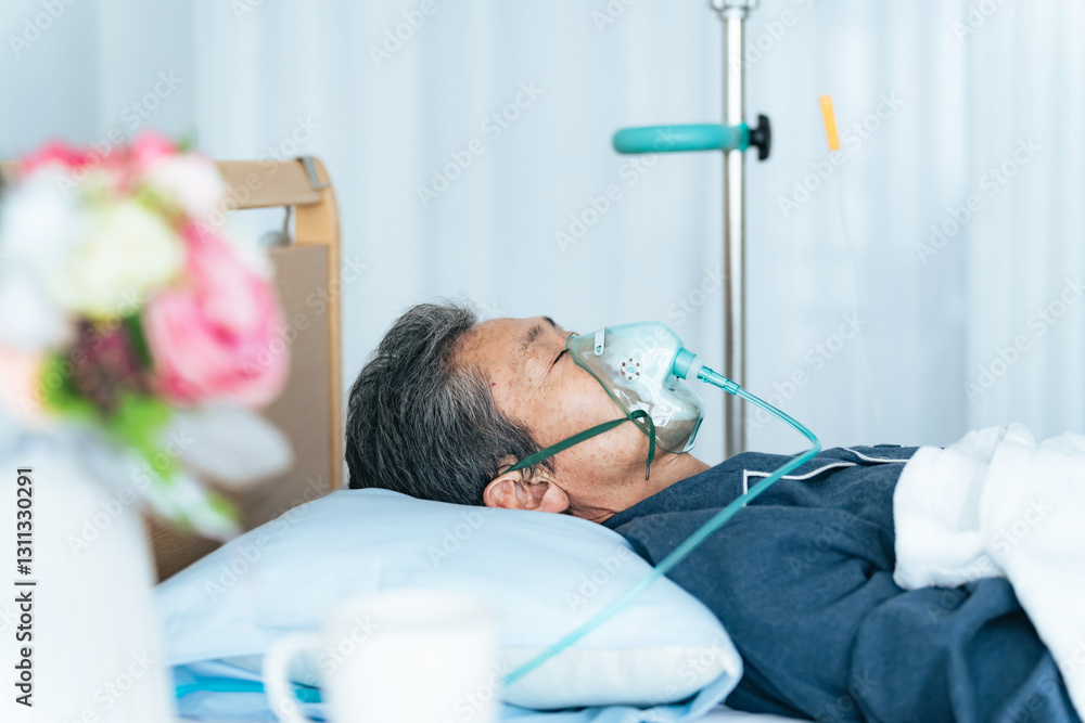 Aufkleber 男性、シニア、入院、患者、ベッド、酸素チューブ、ICU、集中治療室、重体、昏睡、日本人、高齢者、お年寄り、病院、治療、介護、病室、50代、60代、人工呼吸器、喘息、肺炎、鼻カニュラ、酸素療法、寝る、老人、中高年、パジャマ、病気、医療、老後、福祉、年配、寝室、室内、健康、ヘルスケア、麻酔、体調不良、点滴、COPD、ぜんそく、療養、臨終、睡眠、意識不明、聖書、コピースペース、メディカル、人物