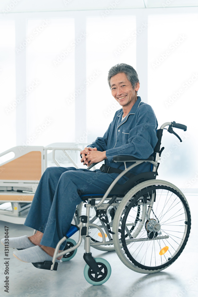 Fototapete 車椅子、シニア、男性、笑顔、病院、介護、病室、リハビリ、日本人、高齢者、お年寄り、老後、老化、加齢、入院、50代、60代、ミドル、中高年、パジャマ、元気、回復、療養、メディカル、医療、治療、ADL、QOL、福祉、車いす、障害者、ハンディキャップ、老人ホーム、介護施設、患者、健康、ヘルスケア、怪我、ライフスタイル、カメラ目線、安心、保険、バリアフリー、在宅、自宅、ベッド、室内、全身、老人、人物