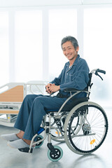 車椅子、シニア、男性、笑顔、病院、介護、病室、リハビリ、日本人、高齢者、お年寄り、老後、老化、加齢、入院、50代、60代、ミドル、中高年、パジャマ、元気、回復、療養、メディカル、医療、治療、ADL、QOL、福祉、車いす、障害者、ハンディキャップ、老人ホーム、介護施設、患者、健康、ヘルスケア、怪我、ライフスタイル、カメラ目線、安心、保険、バリアフリー、在宅、自宅、ベッド、室内、全身、老人、人物