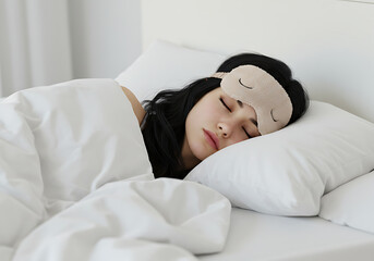 Una joven que duerme con un parche para dormir. Una mujer durmiendo en el fuego blanco.